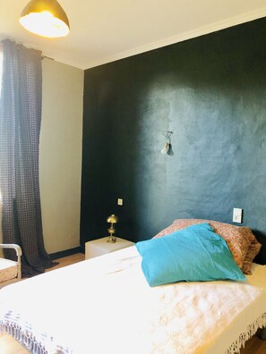 Habitación doble, baño privado, planta baja | Decoración personalizada, muebles diferentes y cortinas blackout 