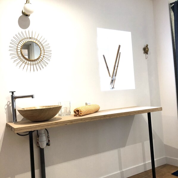 Double Room, Shared Bathroom | Bathroom sink - Villa Saint-Armand - Chambres d'hotes (Salles)