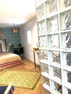 Double Room, Shared Bathroom | Individually decorated, individually furnished, blackout drapes - Villa Saint-Armand - Chambres d'hotes (Salles)