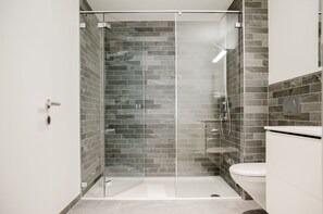 Apartemen | Kamar mandi | Shower, perlengkapan mandi gratis, pengering rambut, dan handuk