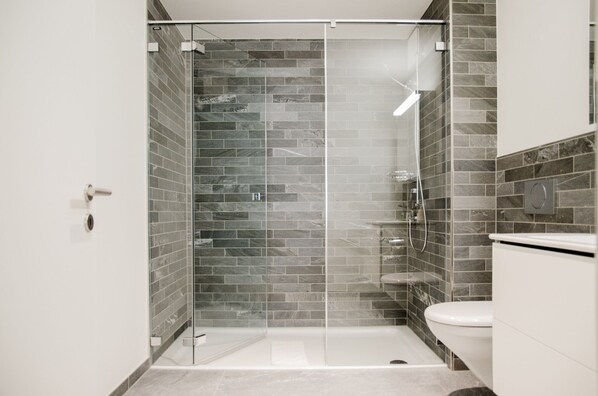 Appartement | Salle de bain | Douche, articles de toilette (gratuits), séchoir à cheveux