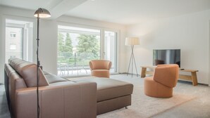 Apartment | Living area | TV, heated floors - Apartment JungfrauCenter SchynigePlatte (Interlaken)