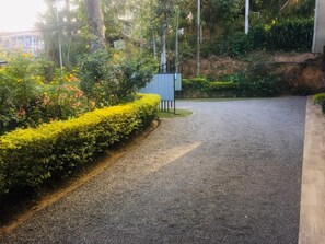 Free self parking - 59B Rest Inn Ella (Ella)