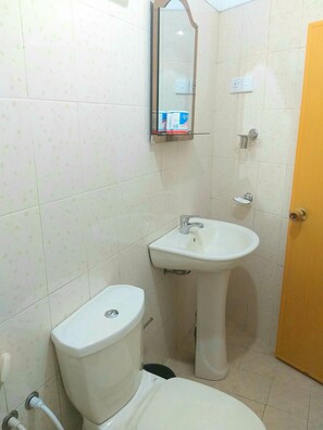 Shower, free toiletries, hair dryer, towels - 59B Rest Inn Ella (Ella)