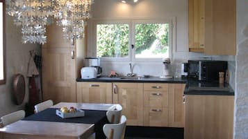 Kylskåp, mikrovågsugn, ugn och spishäll