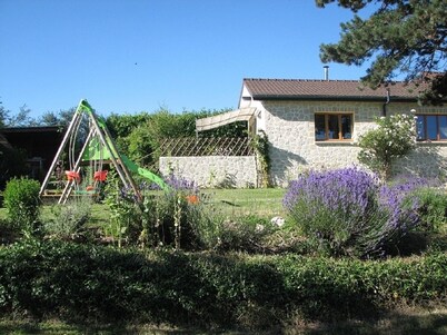 3 * gîte in the countryside of the Sioule valley with a view of the Auvergne volcanoes