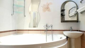 Basic-Doppelzimmer | Badezimmer | Badewanne, Whirlpool, kostenlose Toilettenartikel, Haartrockner