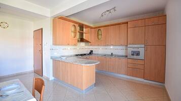 Kühlschrank, Herdplatte, Wasserkocher mit Kaffee-/Teezubehör