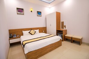 Minibar, desk, iron/ironing board, rollaway beds - Hotel Huong Dao (Ho Chi Minh City)
