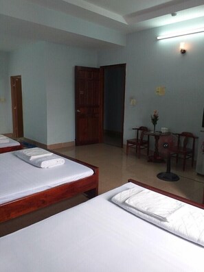 Family Room | Minibar, desk, iron/ironing board (on request), WiFi (free) - Hotel Hai An (Ho Chi Minh City)
