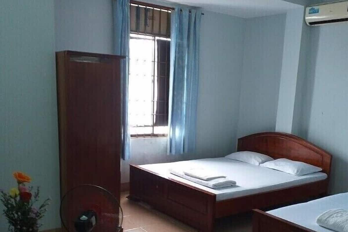 Quadruple Room | Minibar, desk, iron/ironing board (on request), WiFi (free)