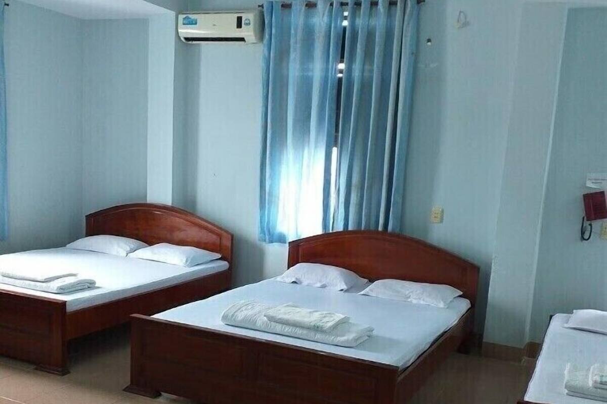 Family Room | Minibar, desk, iron/ironing board (on request), WiFi (free)