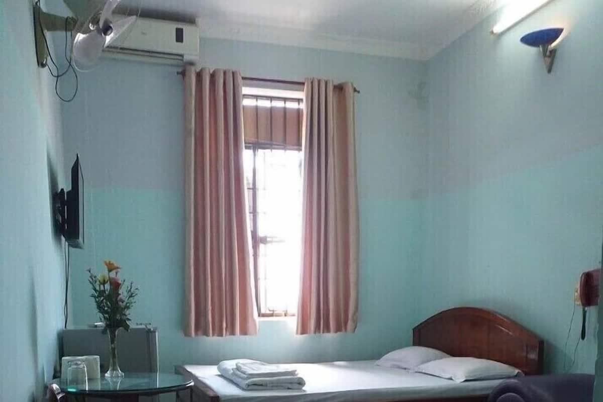 Double Room | Minibar, desk, iron/ironing board (on request), WiFi (free)
