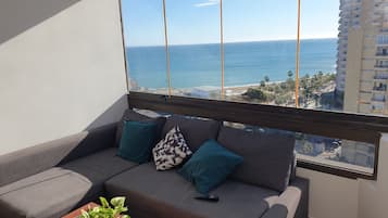 Deluxe appartement | Woonkamer | Een 55-inch smart-tv met digitale zenders, televisie en Netflix