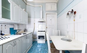 Appartement, 2 chambres | Cuisine privée | Grand réfrigérateur, micro-ondes, four, plaque de cuisson