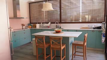 Een koelkast, een magnetron, een oven, een kookplaat