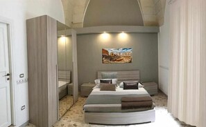 Escritorio, cunas (de pago), wifi gratis y ropa de cama