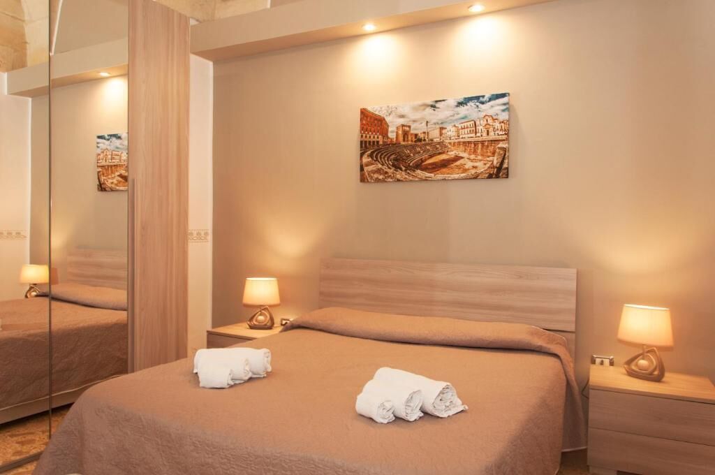 办公桌、婴儿床、免费 WiFi、床单