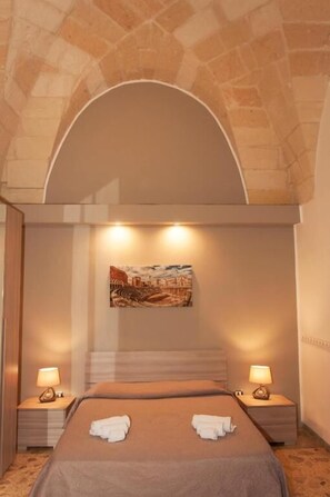 Escritorio, cunas, wifi gratis y ropa de cama