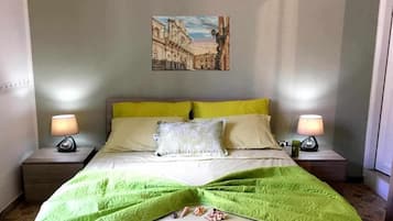Escritorio, cunas, wifi gratis y ropa de cama