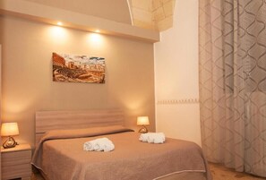 Escritorio, cunas (de pago), wifi gratis y ropa de cama