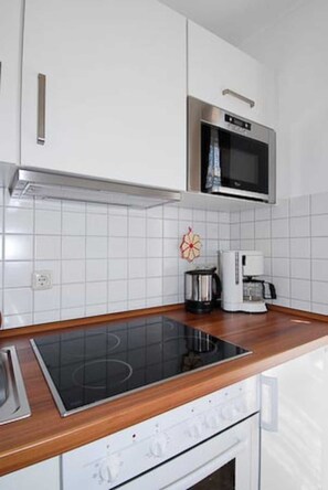 Kühlschrank, Mikrowelle, Ofen, Wasserkocher mit Kaffee-/Teezubehör