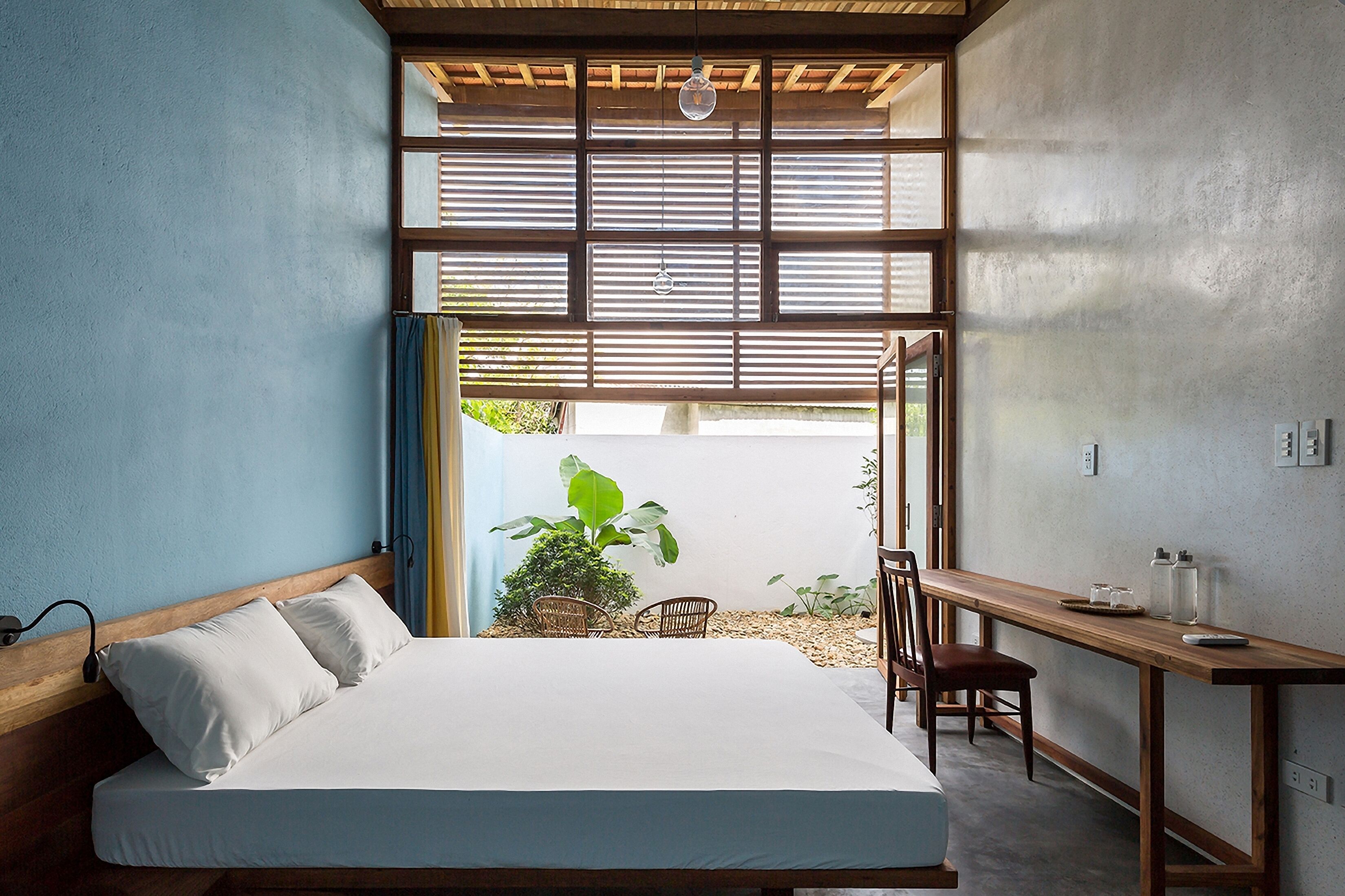 Decoración personalizada, muebles diferentes y cortinas blackout 