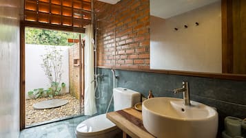 Deluxe Room, 1 Queen Bed, Pets Not Allowed, Garden View | Bathroom | Shower, designer toiletries, hair dryer, slippers