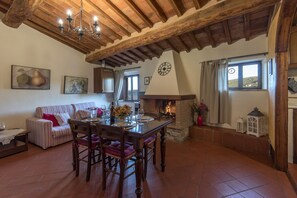 Microondas, horno, placa de cocina y máquina de café espresso