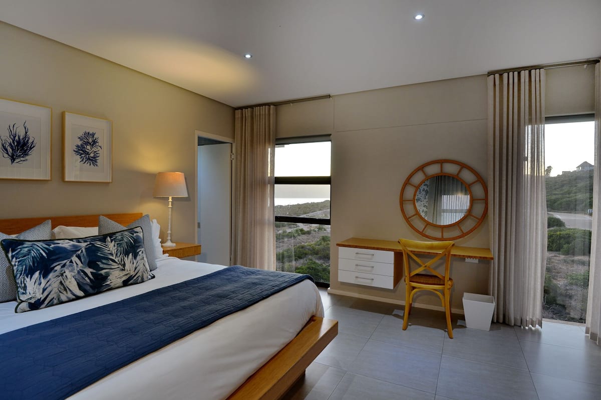 1 habitación, minibar y ropa de cama