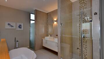 Habitació executiva | Bany | Dutxa, tovalloles, sabó i xampú