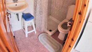 Economy Double or Twin Room | Bathroom | Shower, free toiletries, hair dryer (on request), towels - Glaros Guesthouse (Hydra)
