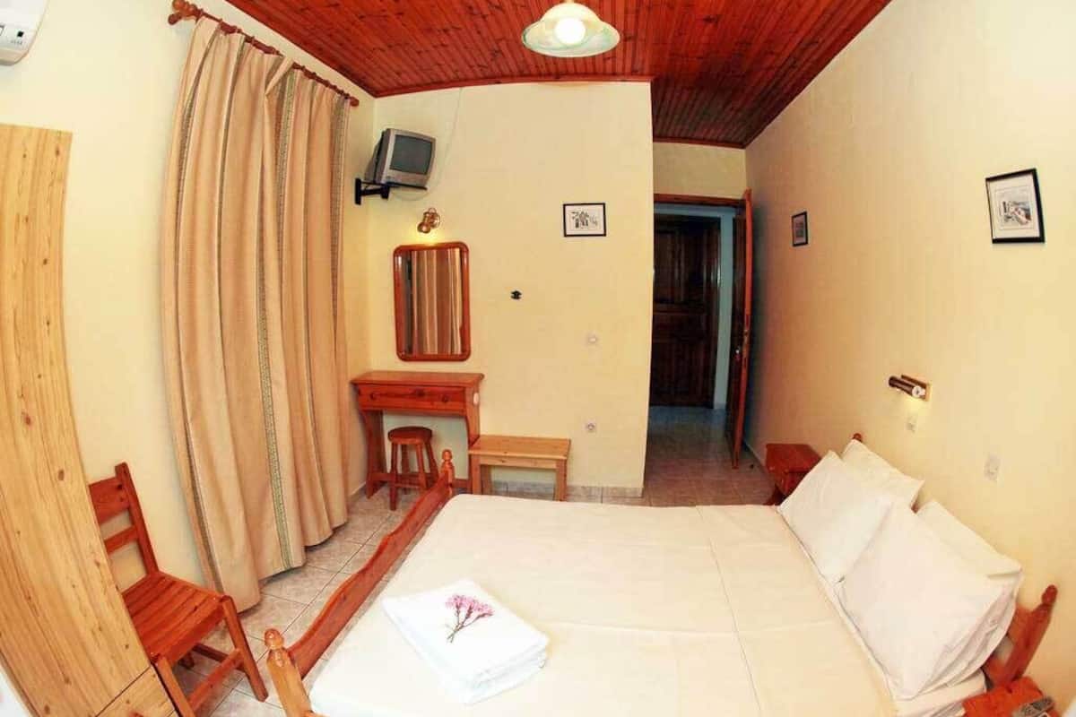 Habitación económica con 1 cama matrimonial o 2 individuales | Tabla de planchar con plancha, wifi gratis y ropa de cama