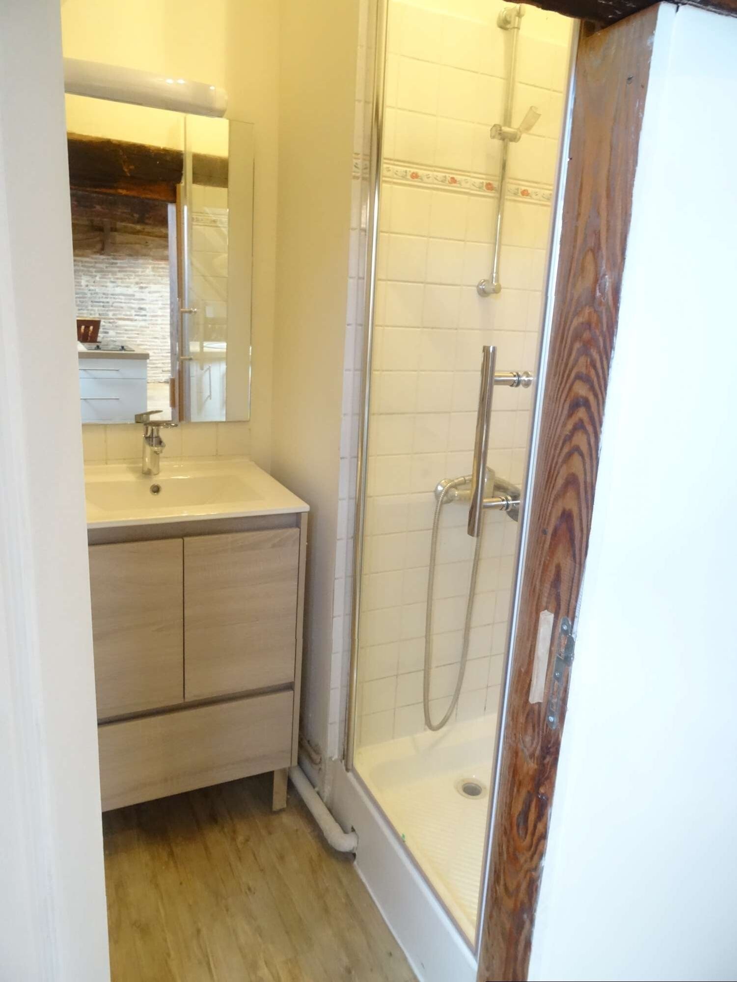 Douche, sèche-cheveux, serviettes fournies, savon
