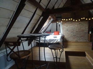 Silitysrauta/-lauta, Wi-Fi, vuodevaatteet