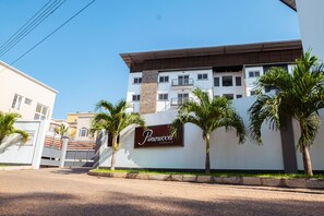 Exterior - 3-Bedroom Apt in North Ridge (Accra)