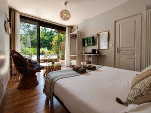 Tabla de planchar con plancha, wifi y ropa de cama 