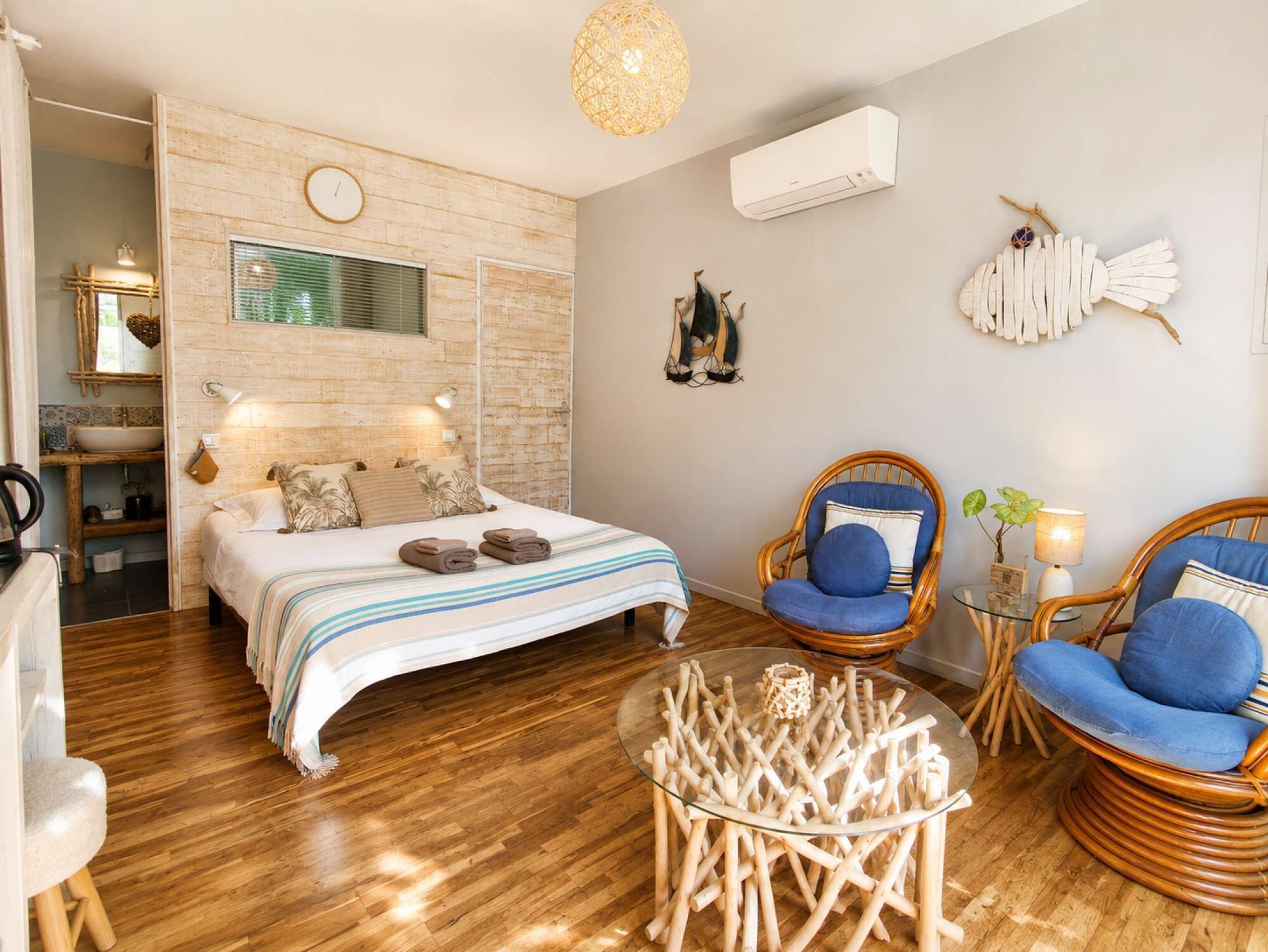 Tabla de planchar con plancha, wifi y ropa de cama 