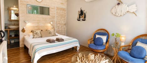 Tabla de planchar con plancha, wifi y ropa de cama
