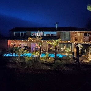 A two-story house with a swimming pool, surrounded by desert vegetation. - La Grange Océane Lège Cap-Ferret - "Douceur Marine" Studio - Heated Pool - WIFI/netflix (LEGE CAP FERRET)