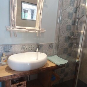 Shower, hair dryer, towels, soap - La Grange Océane Lège Cap-Ferret - "Douceur Marine" Studio - Heated Pool - WIFI/netflix (LEGE CAP FERRET)