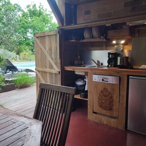 ثلاجة، ميكروويف، موقد طهي مسطح، غسالة أطباق