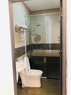 Bruser, gratis toiletartikler, hjemmesko, håndklæder