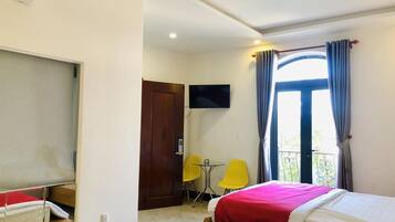 Family Room | Desk, WiFi (free)