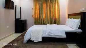 Family Apartment | 4 bedrooms, desk, WiFi (free), bed sheets - Tennys Place Apartments (Abuja)