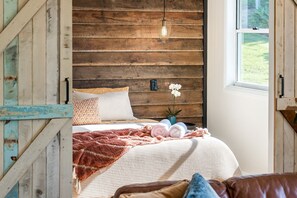 1 habitación, tabla de planchar con plancha y ropa de cama