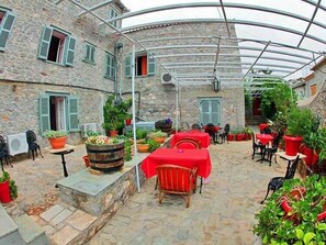 Petit déjeuner continental (7 EUR par personne)