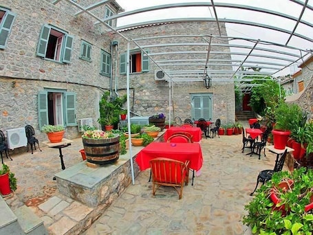 Desayuno continental diario (EUR 7 por persona)