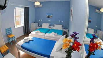 Habitación triple | Tabla de planchar con plancha, wifi gratis y ropa de cama