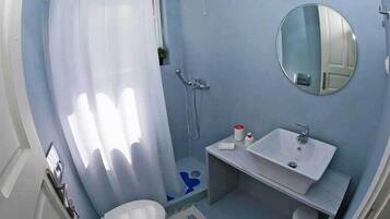 Regadera, amenidades de baño gratuitas, secadora de cabello, toallas